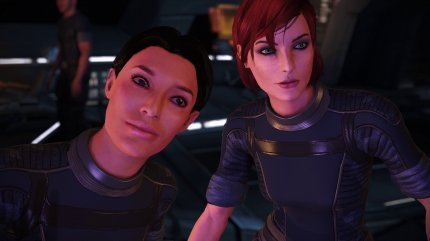 Commander Shepard (rechts) steht im Mittelpunkt der Trilogie und scharrt im Verlauf eine Vielzahl großartig geschriebener Charaktere um sich.