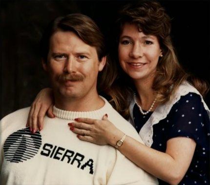 Dieses Foto zeigt Ken und Roberta Williams während ihrer Gründerjahre. Im Jahr 2014 wurden die beiden für ihre Verdienste mit dem Industry Icon Award ausgezeichnet. 2020 überreichte man ihnen den begehrten Pioneer Award.<br> &nbsp;