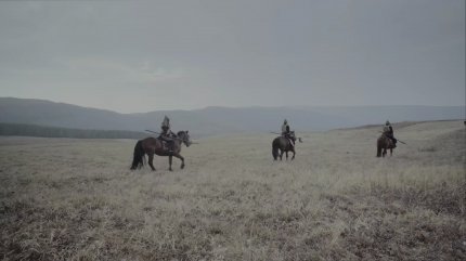 Mit einer Mischung aus realen Aufnahmen und Animationen wird der geschichtliche Kontext der Kampagnen vermittelt.