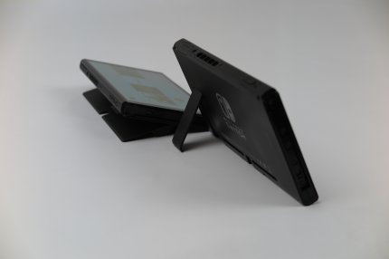 Der neue Kickstand lässt sich stufenlos einstellen. Hier seht ihr beiden Kickstands maximal ausgeklappt.