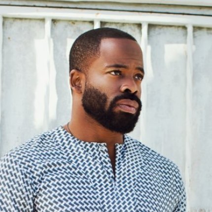 Chiké Okonkwo kommt original aus dem Theaterschauspiel und spielt als Arthur Kingsley den Anführer der Gruppe im neuen Call of Duty: Vanguard.