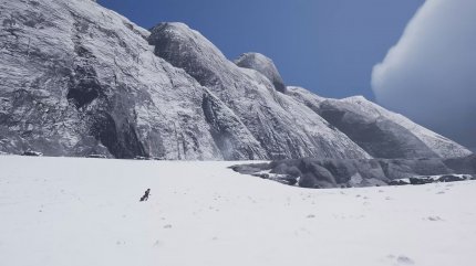 Besonders in der weiten Arktis wird uns bewusst, wie klein wir doch eigentlich im Verhältnis zu den gigantischen Bergen sind. Icarus ist optisch durchaus beeindruckend.