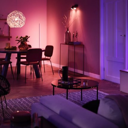 Mit smarten LED-Lampen von Philips Hue passt man die Raumbeleuchtung seiner jeweiligen Stimmung an - oder umgekehrt.