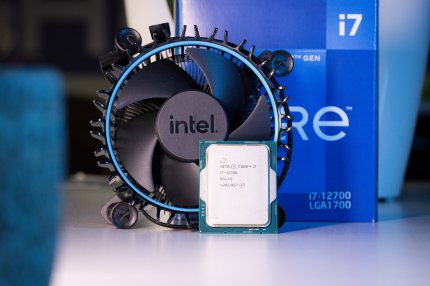 Der Core i7-12700 steht beim Preis-Leistungs-Verhältnis derzeit nicht gut da - die AMD-CPUs Ryzen 7 5700X und Ryzen 7 5800X sind in dem Preis-Bereich die besseren Alternatven.