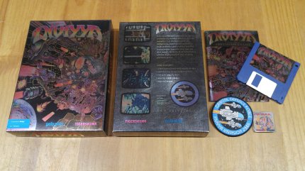 Viele Packungen zu neuen Amiga-Spielen locken mit Gimmicks. Inviyya liegen eine Kurzgeschichte, ein Aufnäher und eine SD-Karte mit der digitalen Fassung des Shoot ‘em ups bei.