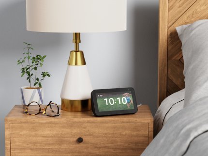 Das Smart-Display Echo Show 5 gibt es jetzt bei Amazon deutlich günstiger zu kaufen.