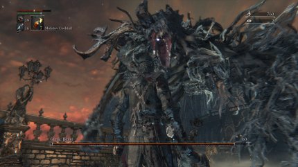 Mit dem PS4-exklusiven Bloodborne (2015) erschafft Miyazaki ein neues Universum mit frischem Kampfgefühl, aber vielen aus den Souls-Titeln vertrauten Spielelementen.