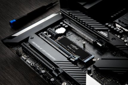 Crucial P5 SSD im Slot eines Asus Mainboards