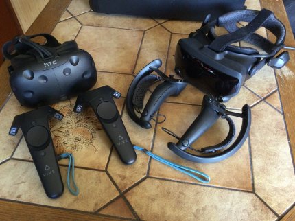 Wenn ihr nicht mehr wisst, wo ihr euer Geld anlegen sollt, dann greift zu einer VR-Brille. Auf diesem Bild liegen die HTC Vive und die Valve Index friedlich nebeneinander vereint.