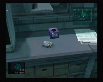 Ein Gamecube, der im Spiel Metal Gear Solid: The Twin Snakes auf einem Schreibtisch steht.