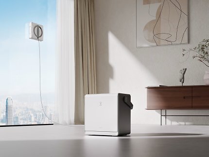 Ein Fensterputzroboter bei der Arbeit