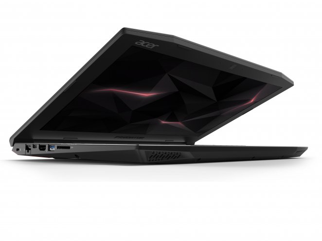 Acer Predator Helios 300 halb zugeklappt