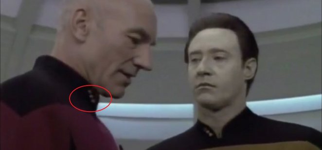 Da hat jemand bei der Garderobe nicht aufgepasst: Captain Picard wurde von einem Captain zu einem Commander degradiert. Derartige Fehler sind häufig, fallen aber nur besonders guten Beobachtern auf.