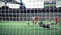 Nicht perfekt: Auf der Videowand wird die Torchance für die Stadionbesucher wiederholt. Wer genau hinsieht, erkennt, dass einige Spieler mit dem Tornetz verwachsen sind. Unschön!