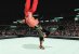 WWE-Legende Eddie Guerrero bearbeitet Rey Mysterios Rücken mit den seinen Tres Amigos. 