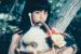 Shiori trägt das Fellknäuel Ghogo spazieren