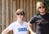 Katha im Sega-Shirt und Dominic mit Hack & Slay-Spruch.