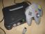 Wie haben wir uns doch wie Schnitzel über den <strong>N64</strong> gefreut. Dessen Gamepad führte zum ersten Mal einen Analogstick ein, ohne die wir heute gar nicht mehr auskommen würden. Weiteres Highlight dieser Zeit: die 64-bit-Technologie, welche die Playstation und den Sega Saturn damals ausstach.