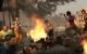 In Left 4 Dead 2 gibt es realistische aber auch einige absurde Nahkampfwaffen. Doch wenn Rockstars auf der Bühne Gitarren zertrümmern können, dann eignen sie sich sicher auch, um Zombies damit zu verhauen. Hoffentlich geht das Blut bis zum nächsten Konzert wieder ab!
