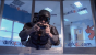 Auch das Gebiet der <strong>anziehbaren Computer</strong> wird derzeit von Microsoft und Valve erforscht. Die Möglichkeiten reichen hierbei von Eingabemöglichkeiten, die direkt am Körper befestigt sind bis hin zu Projektoren, die vor der Brust getragen werden. Der Herr auf unserem Screenshot stellt eine eher unrealistische Variante des wearable Computing dar.