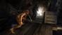 Tomb Raider gespielt - Lara Croft schaltet lautlos einen Feind aus.