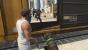 <strong>Chop </strong>gehört eigentlich Lamar, einem Freund des <strong>GTA V</strong>-Protagonisten Franklin. Da dieser sich aber besser um Chop kümmert als Lamar, wechselt er im Lauf des Spiels irgendwann in Franklins Besitz. In einer Mission müsst ihr den Hund sogar steuern, um eine Fährte aufzunehmen. Außerdem könnt ihr Chop danach jederzeit Gassi führen. Aber Achtung - er apportiert nicht nur seinen Ball, sondern auch Granaten!