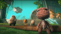 Auch der Protagonist aus <strong>Little Big Planet 3</strong> würde im Deutschen einen eher unvorteilhaften Namen erhalten. Denn da würde die kleine, süße Stoff-Figur plötzlich "Sack-Junge" heißen.