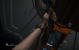 In <strong>Alien: Isolation</strong> bekommen wir gleich ein Mehrzweckwerkzeug in die Hand gedrückt. Es dient uns als Nahkampfwaffe und wir können damit allerhand an Sicherheitsstreben entfernen.