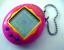 Na, wer von euch hatte ein <strong>Tamagotchi</strong>? Und wem ist es noch ständig verwahrlost? Die Taschenhaustiere, die in der zweiten Hälfte der 1990er Jahre ihren Weg in die Welt fanden, waren sowohl ein lustiger Segen als auch ein nerviger Fluch.