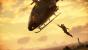 <strong>Abhängen</strong> - In Abwesenheit eines öffentlichen Verkehrsnetzes müsst ihr in Just Cause 3 nach anderen Beförderungsmethoden suchen, um schnell von A nach B zu gelangen. Die wohl lässigste Lösung ist es, sich per Greifhaken an einen feindlichen oder verbündeten Helikopter zu hängen. Wer besonders faul ist, hakt sein Cabriolet ein und lässt sich samt seinem Lieblingsauto über die Insel chauffieren. So reist man mit Stil!