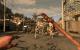 Geheimagent Kyle Crane soll eine wichtige Akte aus der Zombie-Zone herausholen. Im Rollenspiel Dying Light muss er sich dabei gegen Untote zur Wehr setzen, die tagsüber zwar langsam sind, nachts aber unglaublich schnell und flink werden. Zudem sind die Zombies besonders aggressiv.
