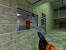 Ein Wissenschaftler der Black Mesa in <strong>Half-Life</strong> fliegt da gerade durch die Scheibe. Man erwartet, dass er den Spieler um Hilfe bitten wird, oder zumindest über Schmerzen klagt, wenn man ihn anspricht. Stattdessen...