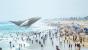 <strong>Perfekte Illusion:</strong> Einen fliegenden Wal über dem Strand zu sehen, ist dank neuester Technik überraschend real erlebbar. Dabei wird das virtuelle Bild direkt auf die Netzhaut projiziert. (Magic Leap)