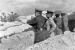 Der britische Feldmarschall Lord Kitchener (links im Bild) inszipiert die Front bei Gallipoli.