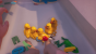 Sogar als Baby Gregory erkundet ihr eure letzten Minuten in der Badewanne, mit fröhlichen Entchen, einem Wal und einem hüpfenden Frosch. Das Ende dieser Kurzgeschichte ist nicht ganz so fröhlich ...