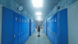 Back to school: Wie schon in der Demo wird man in Outlast 2 des Öfteren in ein anderes Setting katapultiert. In den Schulsequenzen müsst ihr durch leere Flure wandern und die Vergangenheit eures Charakters Blake erforschen.