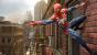 Galant kraxelt Spidey an Hauswänden hoch und schwingt sich von einer Fassade zur nächsten.