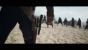 Die Shots mit Hans Blaster-Holster im Mittelpunkt erinnern an klassische Westernfilme.