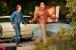 Cliff Booth (Brad Pitt) und Rick Dalton (Leonardo DiCaprio) vor dem Anwesen im Cielo Drive.