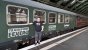 <u><strong>Ein Vorschau-Event der etwas anderen Art.</strong></u><br>
<br>
Um Transport Fever 2 erstmals der Presse vorzustellen, haben Entwickler, Publisher und PR-Agentur nicht einfach in irgendwelche Büros, Meeting-Räumen oder Event-Locations eingeladen. Stattdessen hat man sich etwas ganz Besonderes ausgedacht. Ziel unserer Einladung war zunächst der Berliner Ostbahnhof, direkt an der Spree in der Nähe der East-Side-Gallery gelegen. Dort stand ein Sonderzug aus alten Personen- und Mitropa-Wagen der Deutschen Reichsbahn der ehemaligen DDR bereit. Ursprünglich war sogar geplant, dass der historische Zug stilecht von einer Dampflok gezogen wird. Das war aber kurzfristig aufgrund der heißen Temperaturen und der damit verbundenen hohen Waldbrandgefahr leider nicht möglich. Mit der Journalistenmeute und einer handvoll Entwickler an Bord drehte der Zug den ganzen Tag seine Runden durch das Berliner Umland. Im Inneren hatten die Veranstalter einen ganzen Wagon mit Laptops ausgestattet, wo wir ausgiebig Transport Fever 2 anspielen konnten. Im Mitropa-Speisewagen gab es dann die Gelegenheit, bei erfrischenden Getränken mit den Entwicklern zu plaudern.