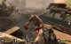 Im Vergleich zum ersten Teil brachte Left 4 Dead 2 zusätzliche besondere Infizierte ins Spiel. Der Jockey beispielsweise krallt sich auf eurem Rücken fest und lacht dann diabolisch.