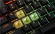 Vier Switches ohne ihre Tastenkappen bei einer Corsair K60 RGB PRO