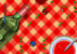 Wettrenn-Wahnsinn zwischen Weinflaschen und Suppentellern: Micro Machines 2: Turbo Tournament gilt als einer der besten Multiplayer-Top-Down-Racer der 90er.<br> &nbsp;
