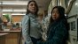 Joy (Stephanie Hsu, rechts) und Freundin Becky (Tallie Medel)