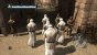 So funktioniert Social Stealth in Assassin’s Creed: Altaïr taucht inmitten der Mönche unter und kann sich so unbemerkt an den Wachen vorbeischleichen.&nbsp;