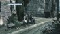Kurze Pause: Auch dies ist eine Form des „Social Stealth“. Altaïr nimmt kurzerhand auf einer Bank zwischen zwei Zivilisten Platz und taucht so unter.&nbsp;