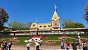 Am Eingang des Disneyland begrüßt uns Minnie Maus aus Blumen und das historische Gebäude der Main Street Station.
