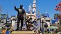 Im Herzen des Disneyland vor dem Schloss von Dornrösschen steht die Statue von Micky Maus und ihrem Schöpfer Walt Disney.