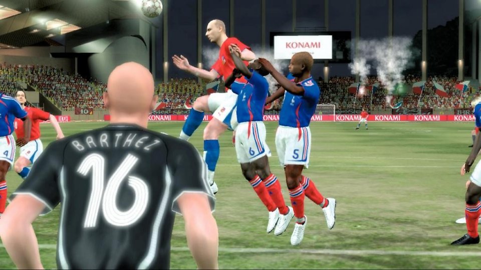 Fabien Barthez verteidigt einen Eckball
