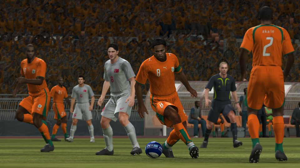 Didier Drogba führt den Ball im Dress der Elfenbeinküste